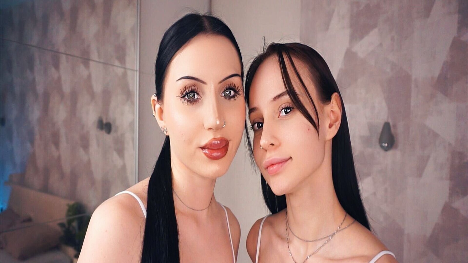 CloverAndFelica's Live Nude Chat