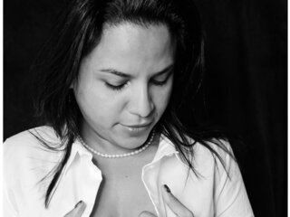 ElenaBella's Live Nude Chat