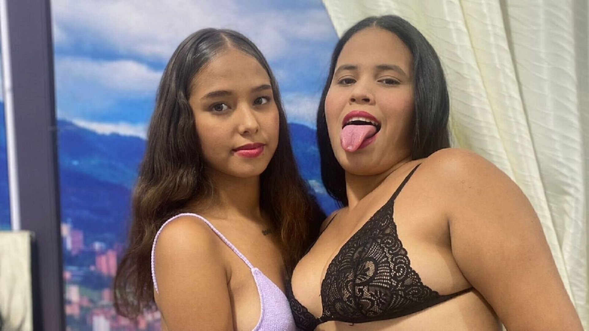 SusanAndNatasha's Live Nude Chat